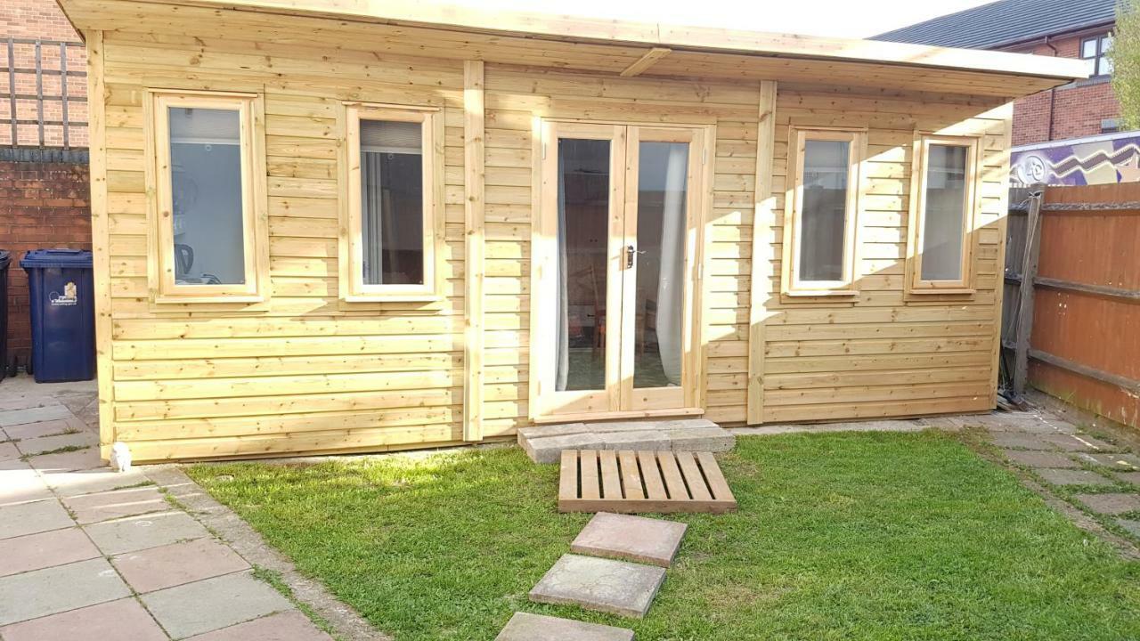 Urban Log Cabin Near Zone 2 Tube London Exterior photo