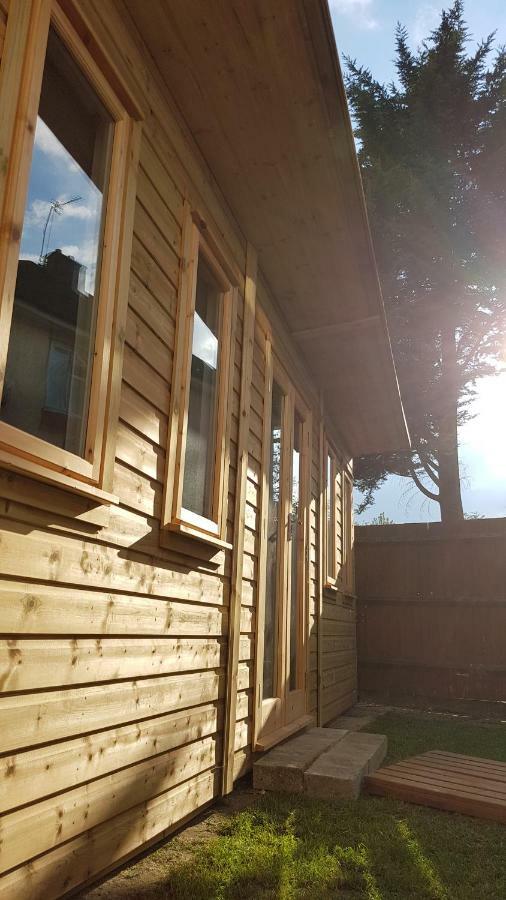 Urban Log Cabin Near Zone 2 Tube London Exterior photo